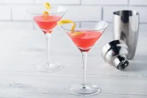 잘 익은 신선한 체리를 장식으로 곁들인 조 콜린스와 얼음 조각 한 잔