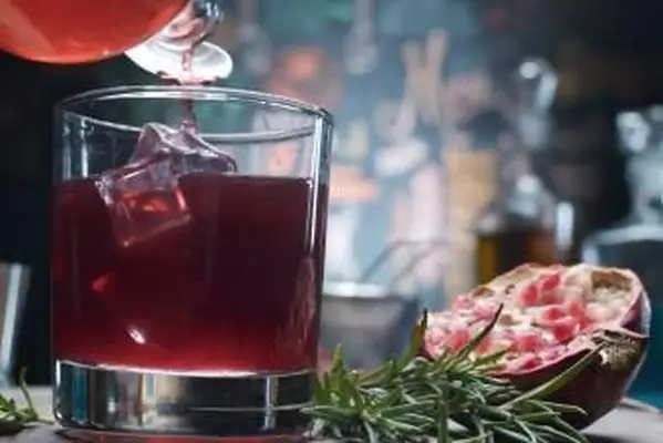 다크 바 설정에서 오렌지색 트위스트로 장식 된 다크 칵테일