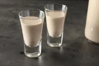 liquore alla crema in bicchieri sul tavolo grigio