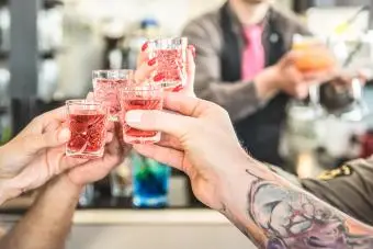 amici che brindano con un cocktail al bar