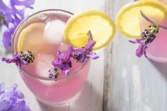 Mais de 40 maneiras de beber Whitney rosa + receitas saborosas de coquetéis e shots