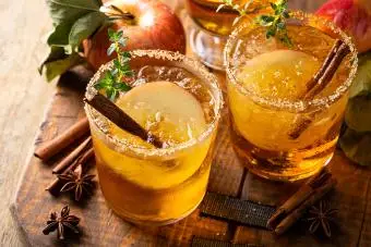 17 recettes de boissons aux pommes Crown Royal + 30 mélangeurs