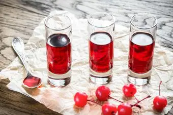 Ścinanie strzału z drzewa wiśniowego