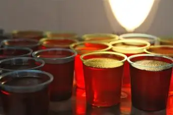 Shots de gelatina de maçã caramelada