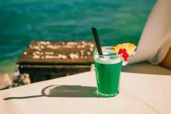 Letný zelený koktail na pláži
