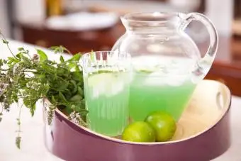 citrónová šťava midori a čerstvá mäta pieporná