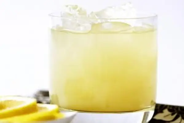 ガラスにテキーラと氷を入れたパイナップルジュース