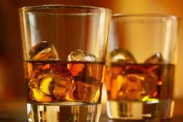 岩の上にテキーラを2杯