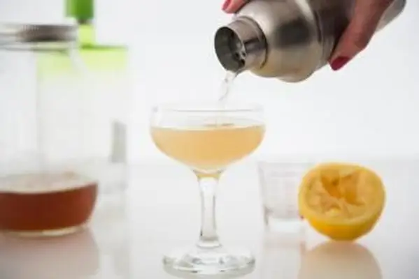 https://cf.ltkcdn.net/cocktails/images/slide/271236-850x566-coupe-szkło.webp