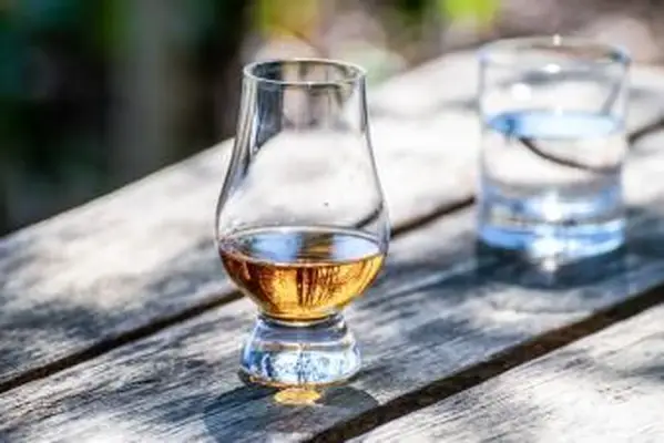 https://cf.ltkcdn.net/cocktails/images/slide/271240-850x566-glencairn-glass.webp