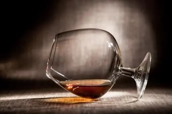 https://cf.ltkcdn.net/cocktails/images/slide/271244-850x566-snifter-glass.webp