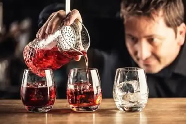 https://cf.ltkcdn.net/cocktails/images/slide/271245-850x566-mixing-glass.webp