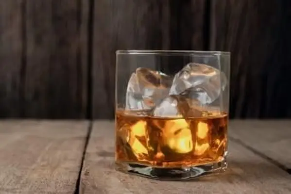https://cf.ltkcdn.net/cocktails/images/slide/270859-850x566-the-amaretto-stinger.webp