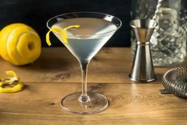 https://cf.ltkcdn.net/cocktails/images/slide/271233-850x566-szkło-martini.webp