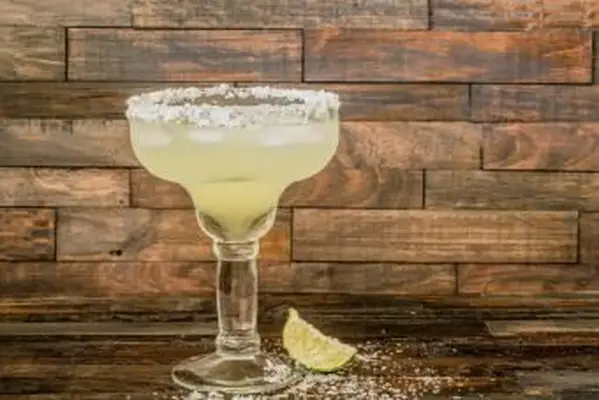 https://cf.ltkcdn.net/cocktails/images/slide/271235-850x566-margarita-glass.webp