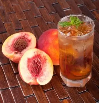 https://cf.ltkcdn.net/cocktails/images/slide/175721-679x707-bourbon-peach-sweet-tea.webp