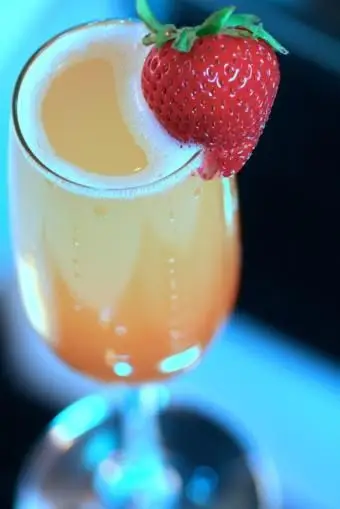 https://cf.ltkcdn.net/cocktails/images/slide/175652-566x848-bellini.webp