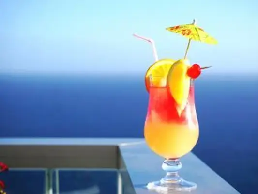 https://cf.ltkcdn.net/cocktails/images/slide/252245-850x638-tropical-cocktail.webp
