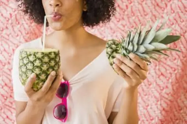https://cf.ltkcdn.net/cocktails/images/slide/252246-850x566-pineapple-cocktail.webp