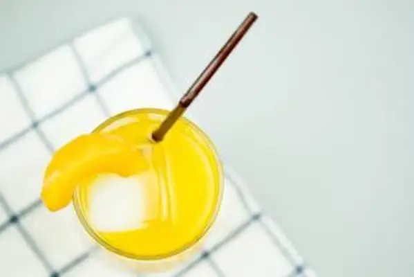 https://cf.ltkcdn.net/cocktails/images/slide/252247-850x567-fuzzy-navel.webp