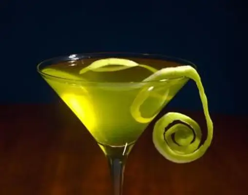 https://cf.ltkcdn.net/cocktails/images/slide/175646-782x614-Appletini.webp