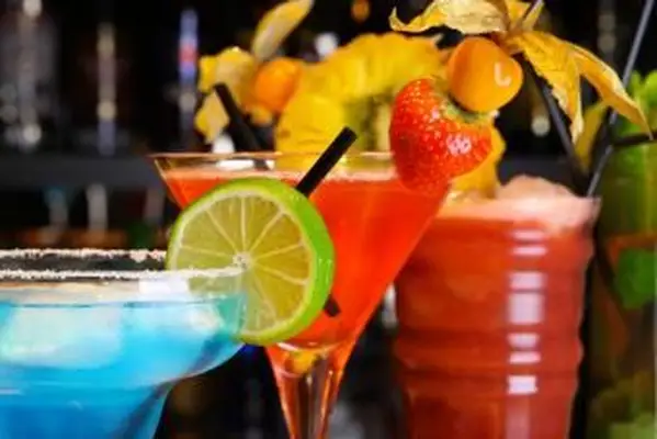 https://cf.ltkcdn.net/cocktails/images/slide/252249-850x567-fruity-cocktails.webp