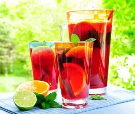 https://cf.ltkcdn.net/cocktails/images/slide/175651-753x637-rum-punch.webp