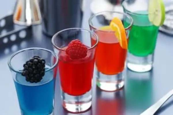 https://cf.ltkcdn.net/cocktails/images/slide/108320-849x565-7jelloshots.webp