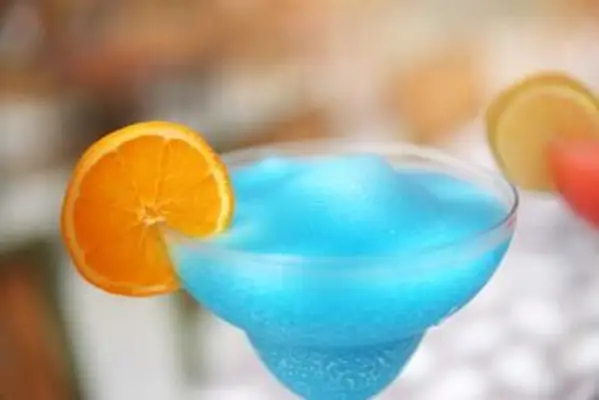 https://cf.ltkcdn.net/cocktails/images/slide/252408-850x567-ocean-blue-daiquiri.webp