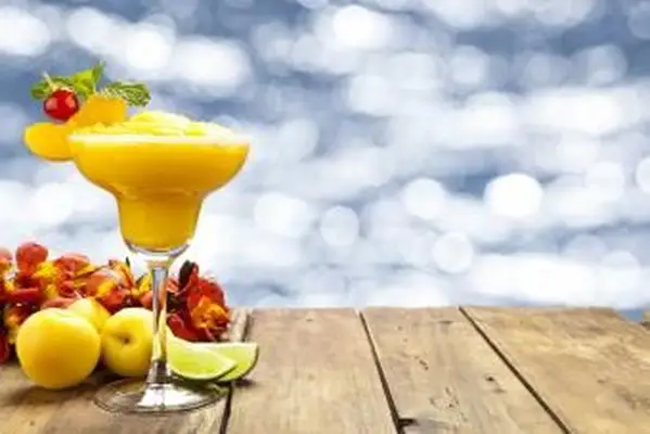 https://cf.ltkcdn.net/cocktails/images/slide/252410-850x567-honey-apricot-daiquiri.webp