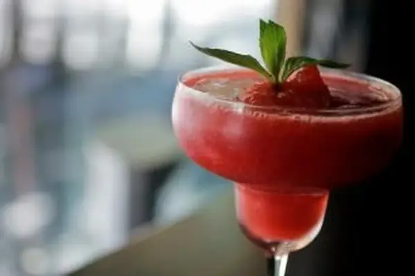 https://cf.ltkcdn.net/cocktails/images/slide/108415-849x565-Frozen_strawb_Daiquiri.webp