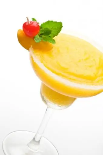 https://cf.ltkcdn.net/cocktails/images/slide/108417-565x850-Frozen_peach_Daiquiri.webp