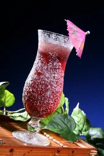 https://cf.ltkcdn.net/cocktails/images/slide/108420-566x848-Mixed_berry_Daiquiri.webp
