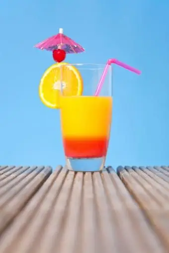 https://cf.ltkcdn.net/cocktails/images/slide/108368-566x848-Tequilasunrise.webp