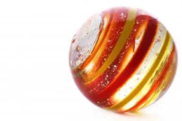 Mani che tengono marmi di selce