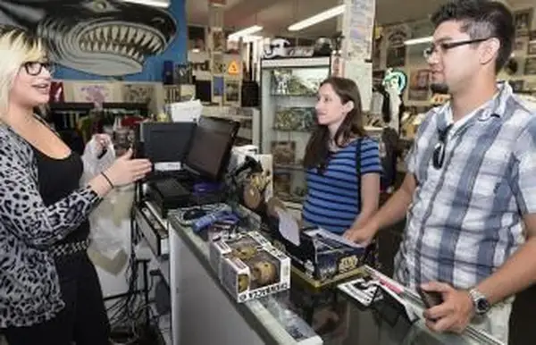 Coppia che compra funko pop