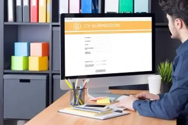 איש צעיר ממלא טופס בקשה לעבודה באינטרנט