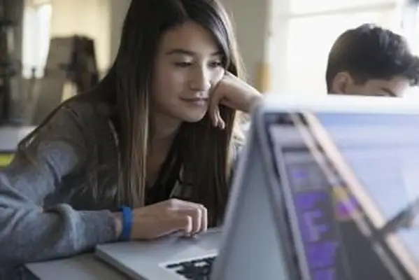 Exemplos de currículos de ensino médio para inscrições em faculdades