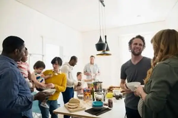 Famiglia e amici che si godono il pranzo