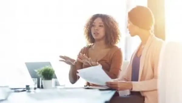 Due donne che parlano in ufficio