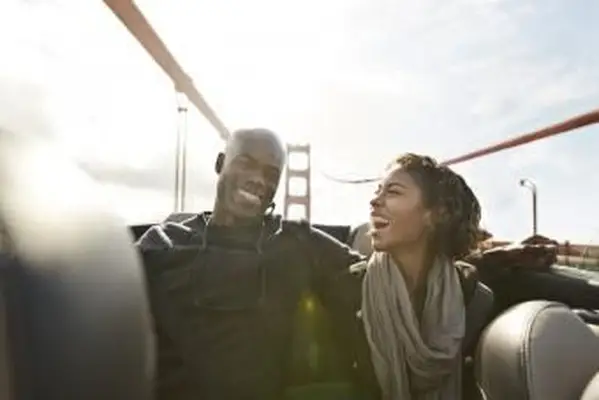 זוג מאחורי מכונית להמרה