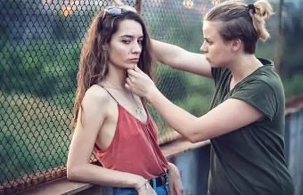 זוג מדבר על הגשר