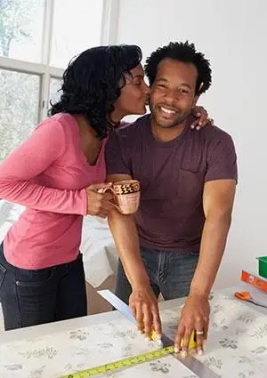 Panna kobieta całuje mężczyznę