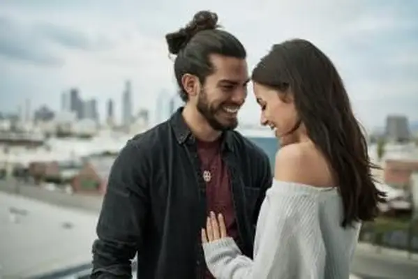 Maneiras fáceis de reconhecer um homem de gémeos apaixonado