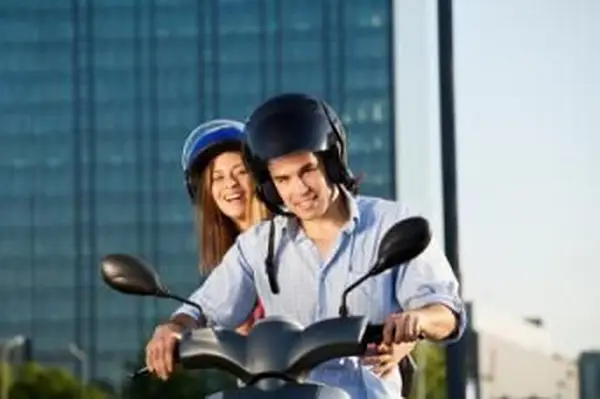 איש מזל קשת הרפתקני וחברתו