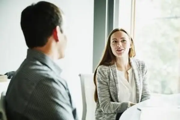 Mulher de negócios e homem conversando