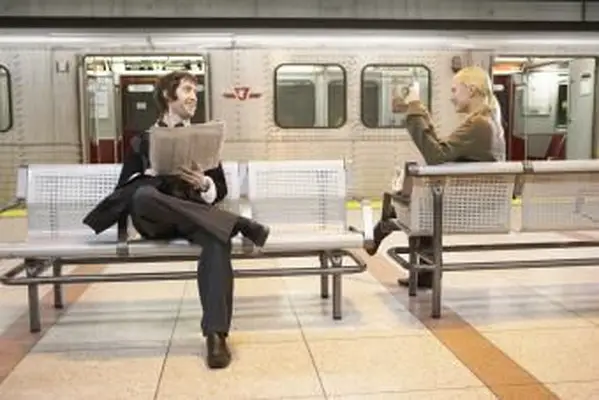 Hombre y mujer coqueteando en la plataforma del metro