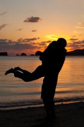 해변에서 뛰는 포옹