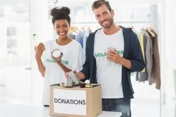 Uśmiechnięta młoda para