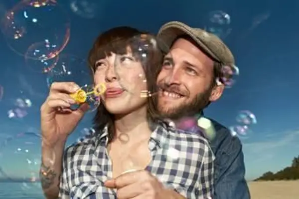 Casal soprando bolhas